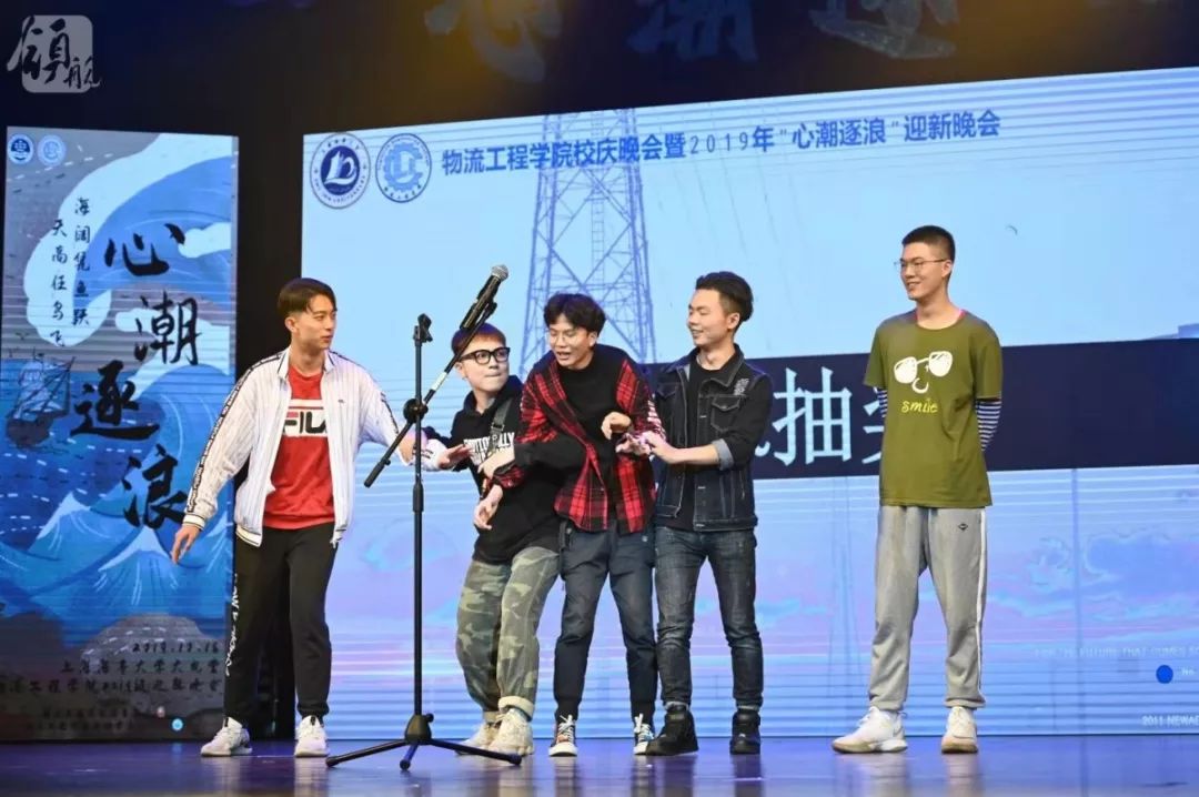 在游戏听歌识曲中,参赛者在听到自己熟悉的歌曲后迅速抢答歌名,竞争