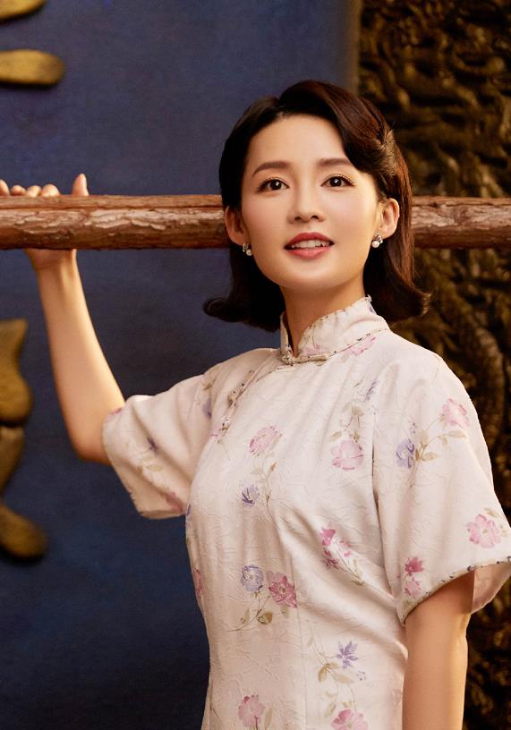 李沁旗袍造型曝光 举手投足优雅大方 气质十足