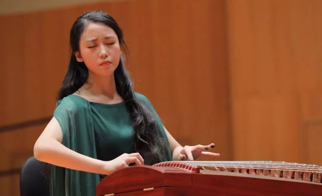 同样是弹古筝,怎么他们能盲弹?