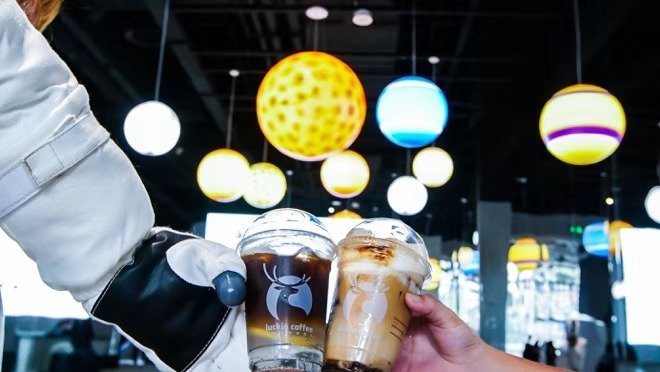 咖啡店进化新标杆瑞幸咖啡致敬NASA主题店引入全自动咖啡机器人