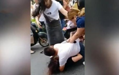 男流氓扒女生内衣图片_女生内衣