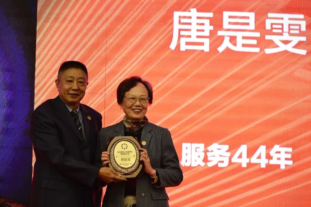 庄重董事长_庄重背景图片(2)