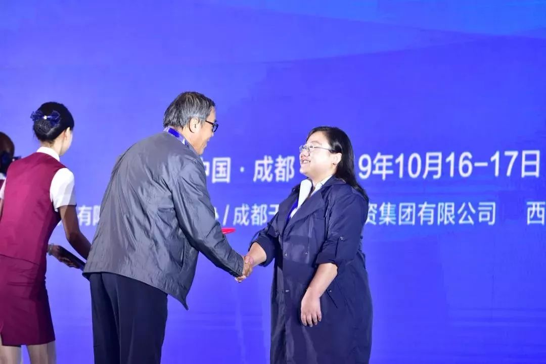 杨东最新视频 e47db0e0cb25480a8f4d1969c17b68cd.jpeg