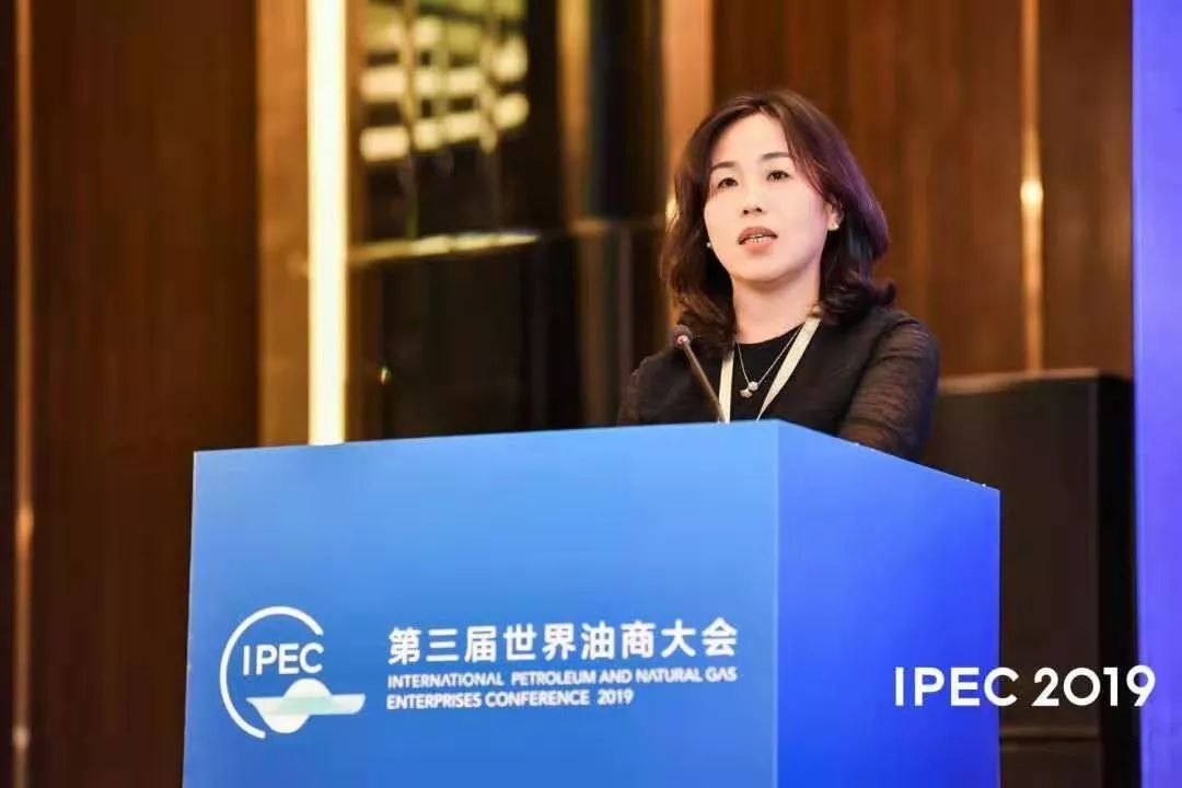 论坛上,舟山港综合保税区管委会主任韦晓红女士向与会嘉宾介绍了自