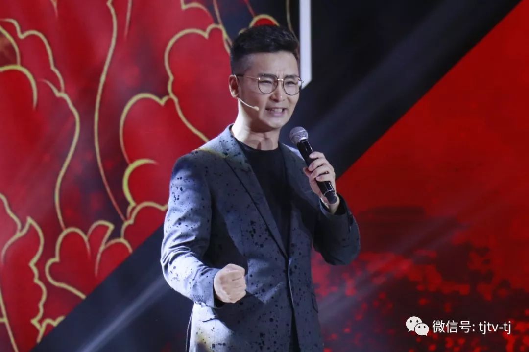 特别节目中,刘和刚演唱歌曲《大爱无痕》和《撸起袖子加油干》,坦言