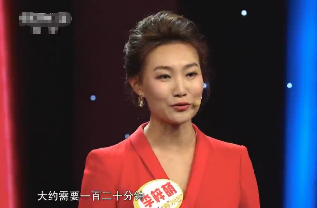 央视主播李梓萌近照曝光戴假发主持新闻联播12年被赞最美