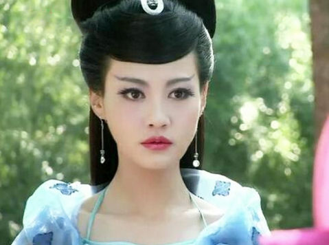 在《活佛济公》里,杨雪扮演狐妖白灵一角,虽是妖类但也是一个能判断