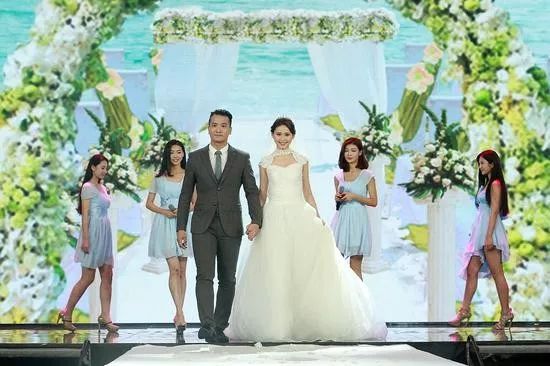 中国婚纱交易网_动漫婚纱情侣头像(2)
