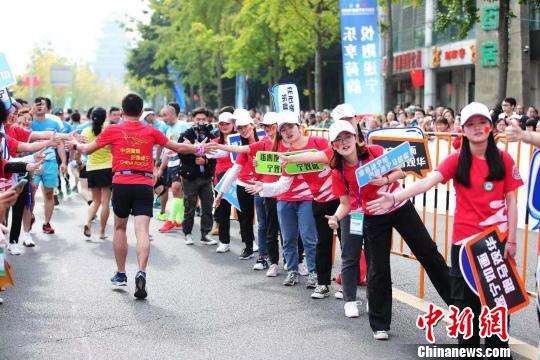 首届遂宁国际马拉松鸣枪万余名跑者感受富氧赛道魅力