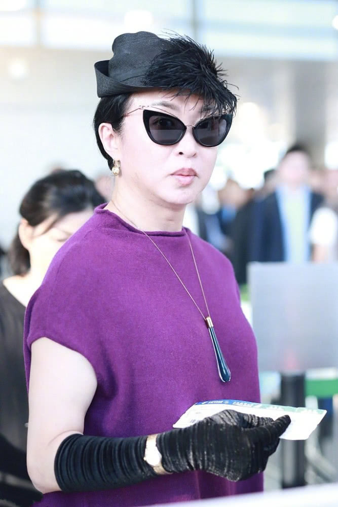 猫眼|原创金星戴猫眼眼镜紫色长针织衫现身机场,又美又酷不愧是金姐