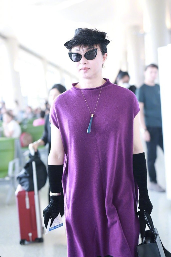 猫眼|原创金星戴猫眼眼镜紫色长针织衫现身机场,又美又酷不愧是金姐