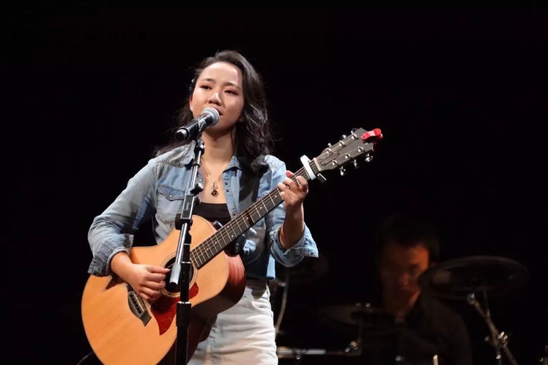 平时作品多为不插电和吉他弹唱.     