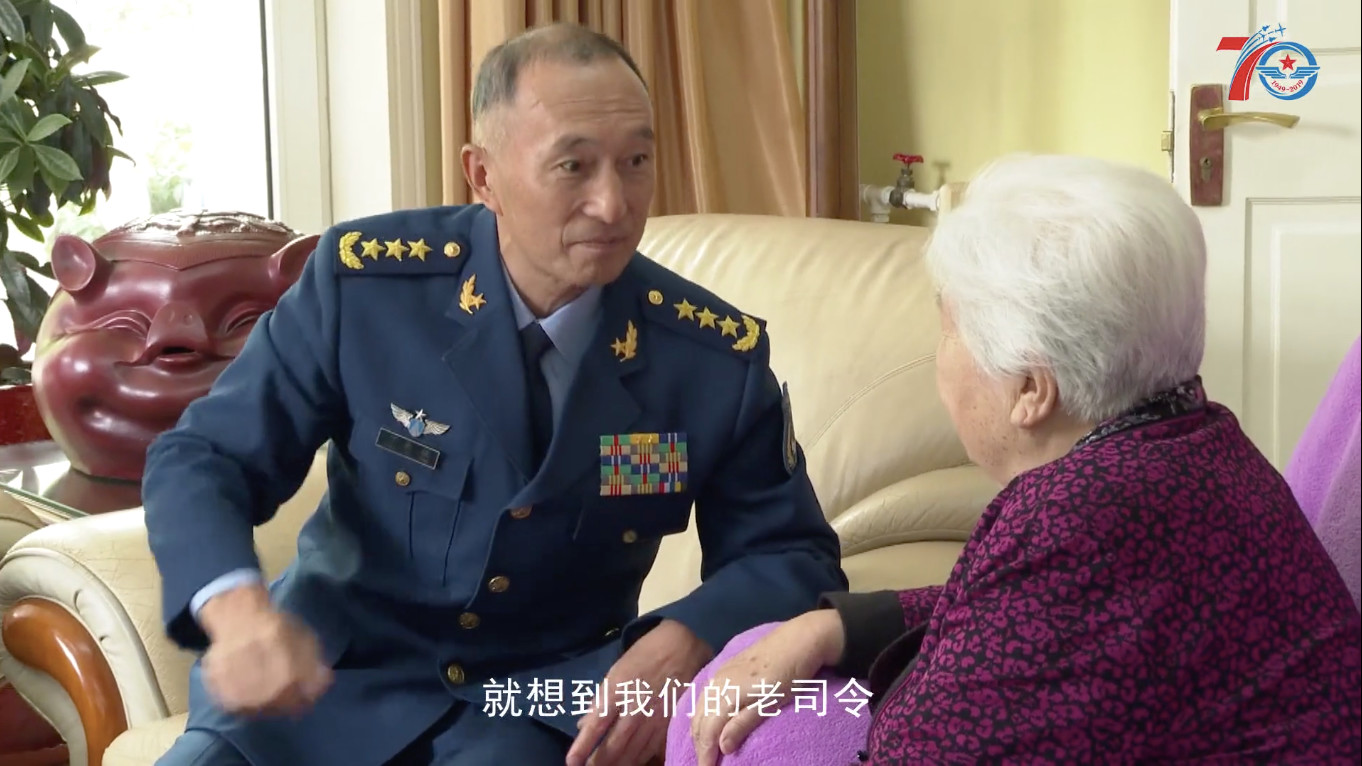 空军司令员丁来杭、政委于忠福专程上门看望这位老人