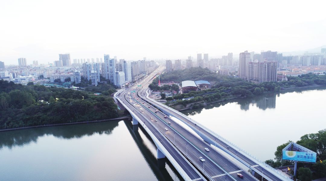 杨梅渡大桥07武龙大桥位于赣州市章贡区,东接五洲大道(火车站),西接章