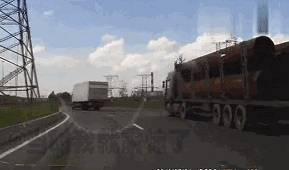 爆笑GIF图：这么大的货车，司机师傅你就不能开的稳当点呐 _段子