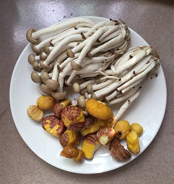 板栗去皮,蟹味菇切除根部,全部洗净.