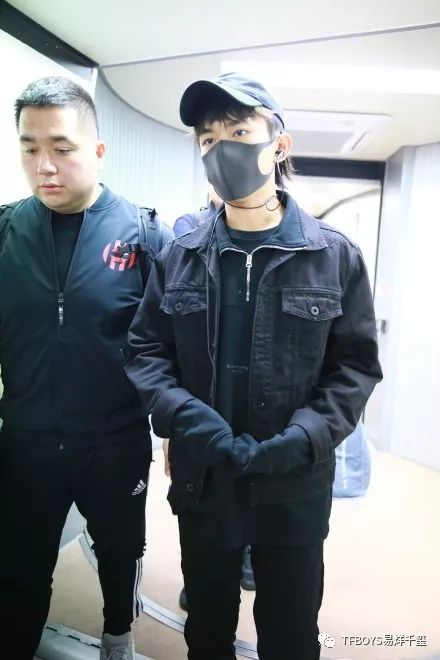 易烊千玺北京飞上海,穿搭有范新发型帅气有型!