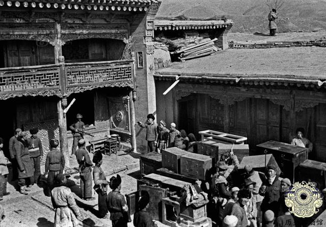 50年代初批斗地主老照片:图三地主跪在台上,图九百姓正在分东西