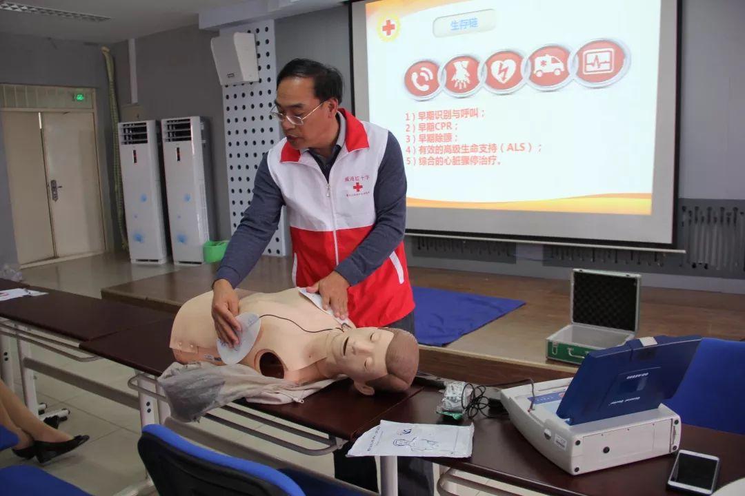 急救中心救护员 5fe7e46e1a3841e6ba1247fc4273f2e8.jpeg