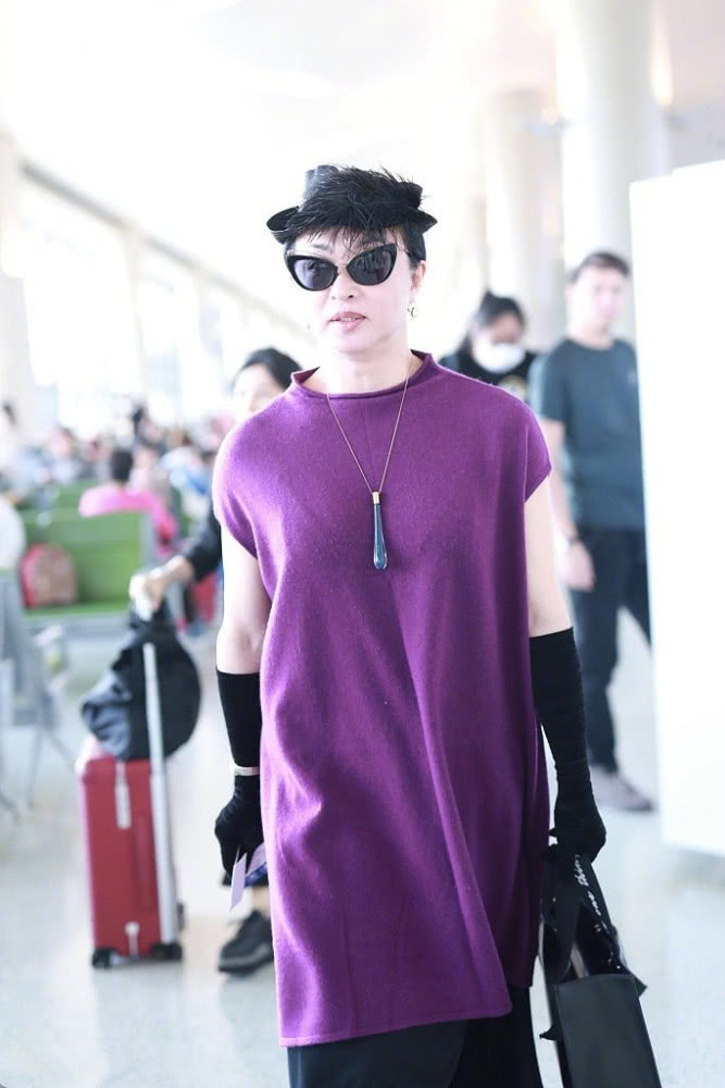 猫眼|原创金星戴猫眼眼镜紫色长针织衫现身机场,又美又酷不愧是金姐