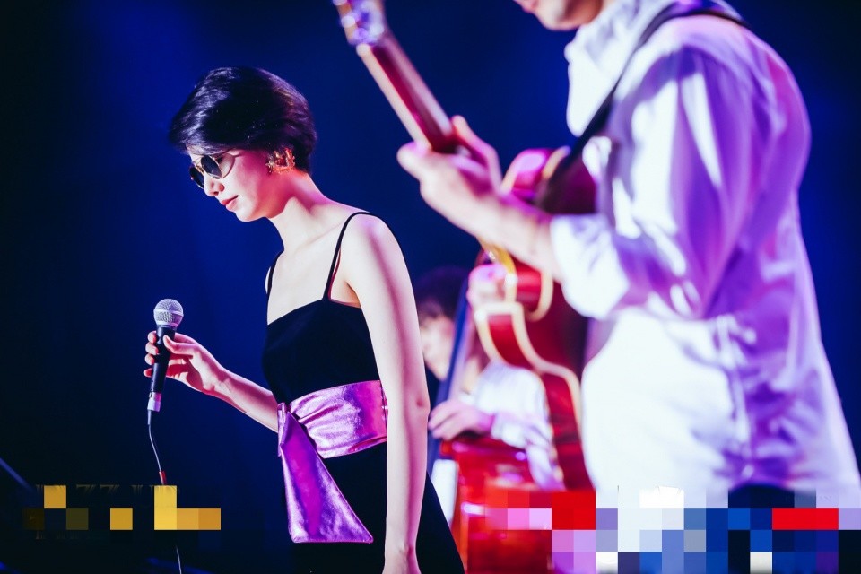 玩票性质|原创李亚鹏小16岁女友出席音乐节，短发干净利落气场十足