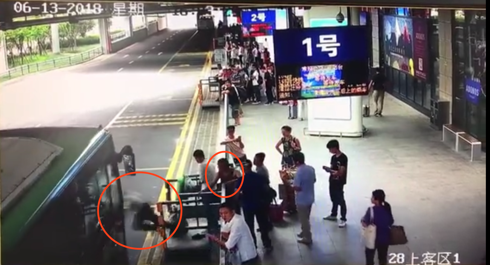 公交进站瞬间将老人踹下站台，温州一精神分裂男子获刑