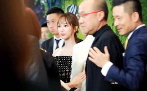 身材|原创杨紫身穿露肩长裙出席活动，状态大好瘦身成功