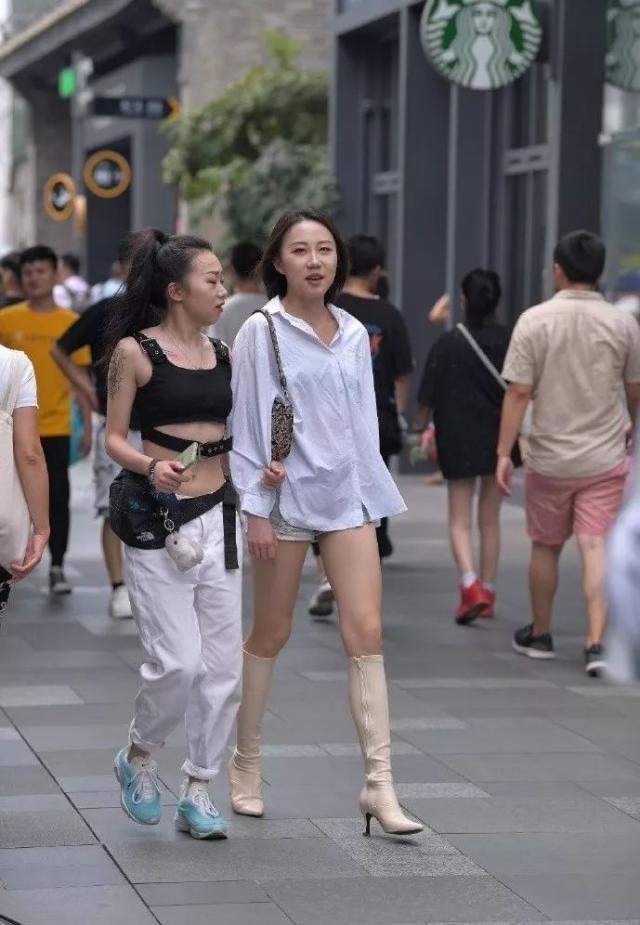 街拍美女:高挑时尚的小姐姐,夏天穿靴子不热吗?