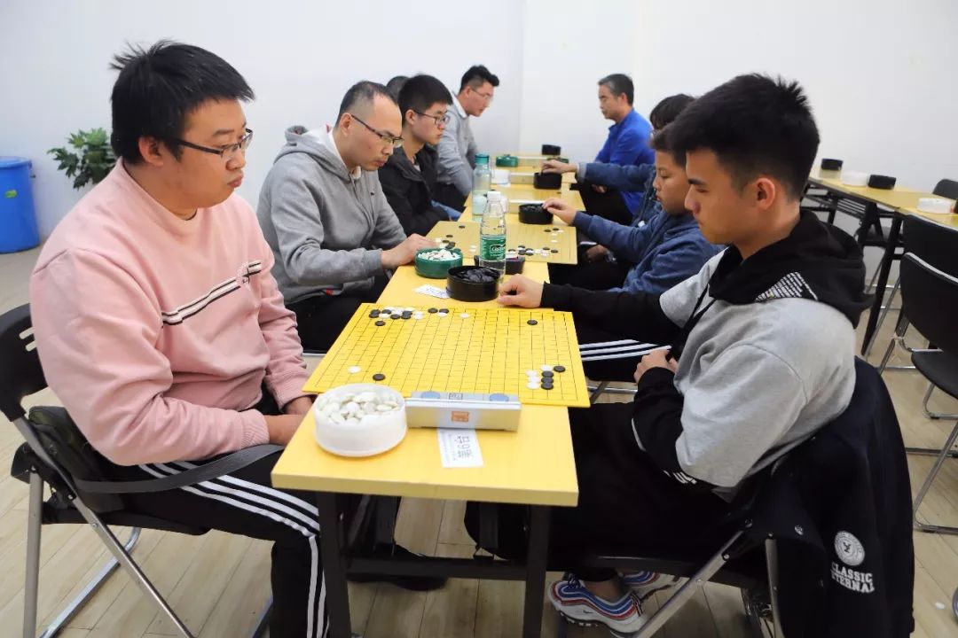 黑白棋的对弈 青岛市第五届体育大会围棋赛开赛