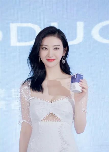 这次真被景甜美到了,一袭抹胸白色纱裙仙气又性感,牛奶肌好迷人