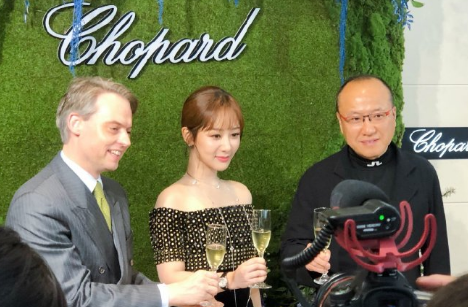 身材|原创杨紫身穿露肩长裙出席活动，状态大好瘦身成功