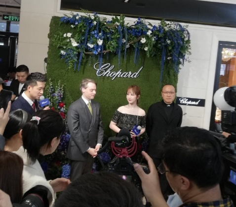 身材|原创杨紫身穿露肩长裙出席活动，状态大好瘦身成功