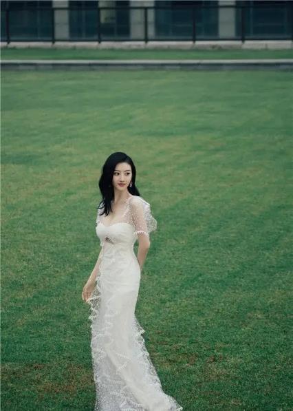这次真被景甜美到了,一袭抹胸白色纱裙仙气又性感,牛奶肌好迷人