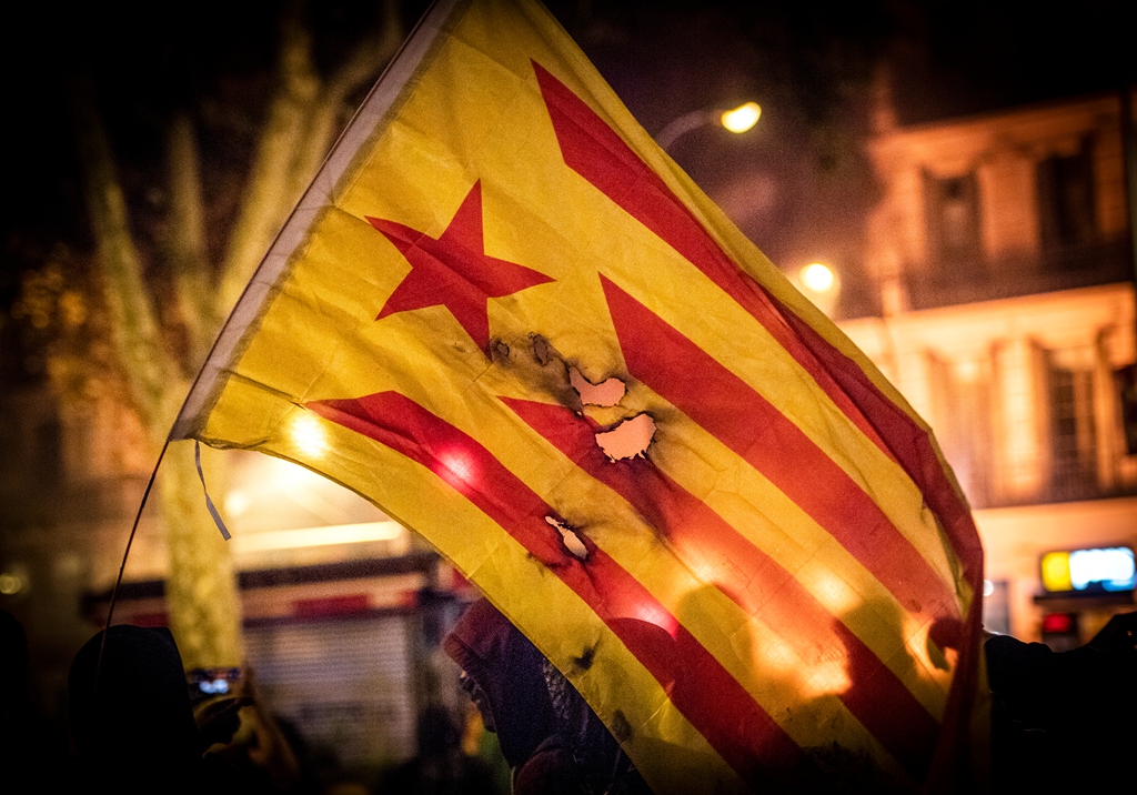 骚乱升级 加泰罗尼亚领导人呼吁同西班牙政府
