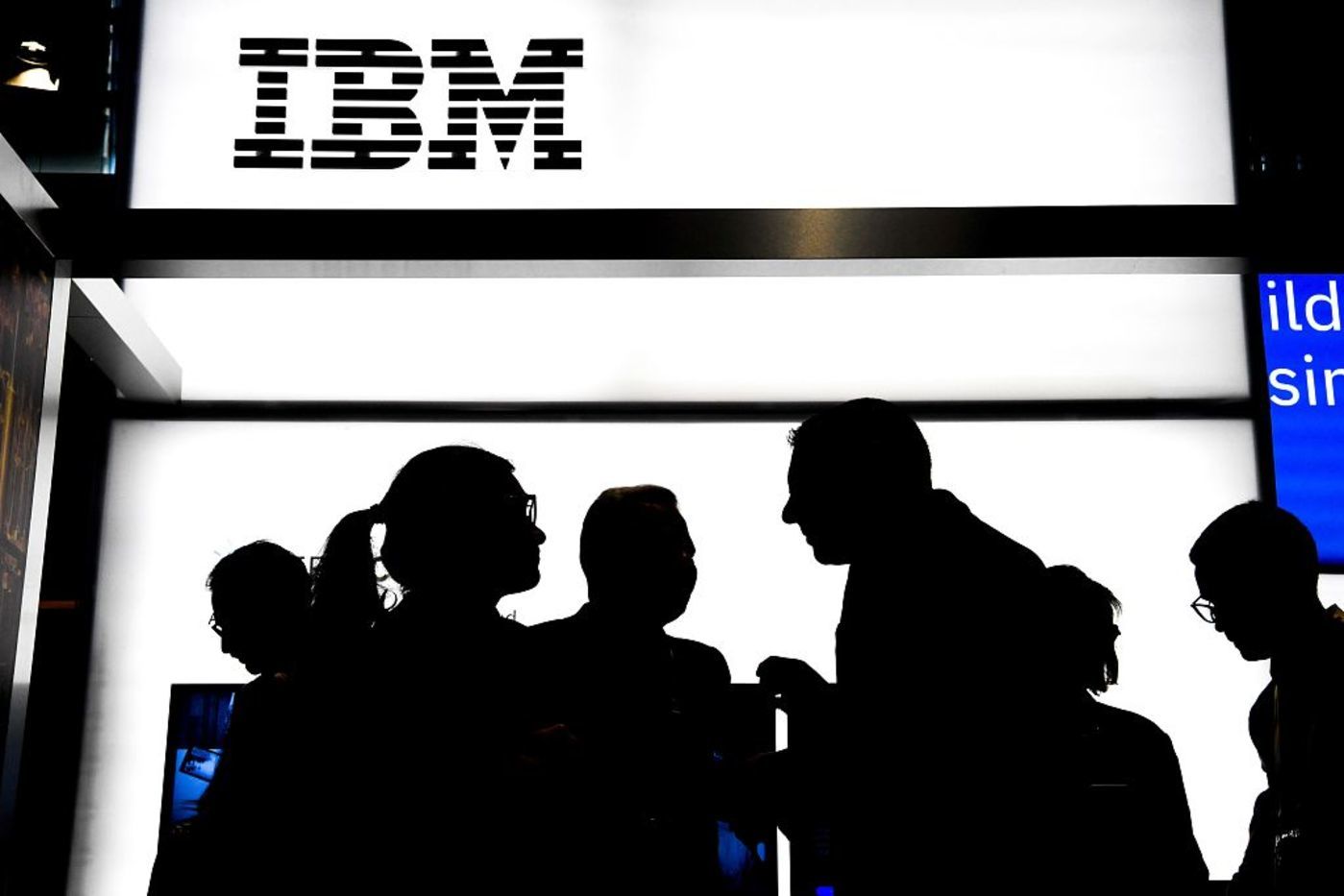 巨象觉醒：IBM怎样从破产边缘起死回生？