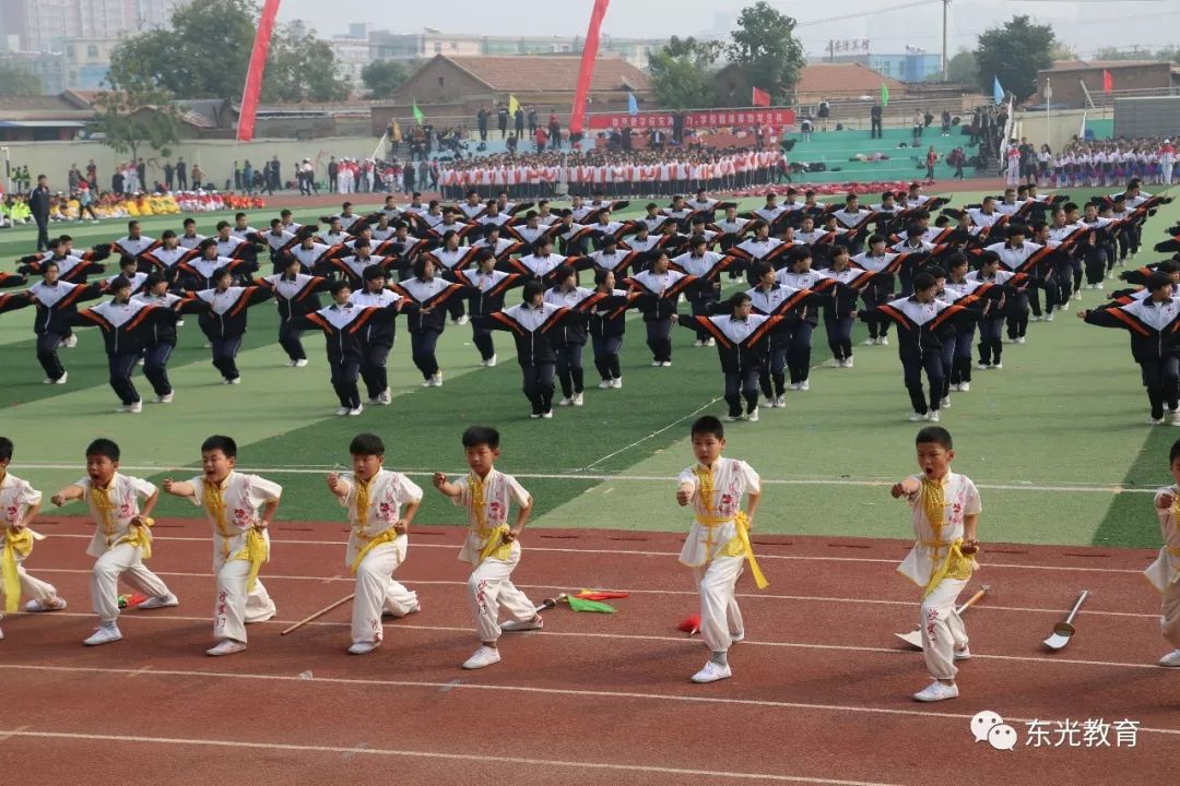 第二中学学生表演"沙家门"武术《东方之光》.