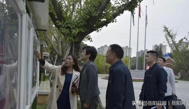 在风暴,雷欣详细翻阅社区资料,仔细工作检查技巧,并与笔记工作人员台账小社区图片