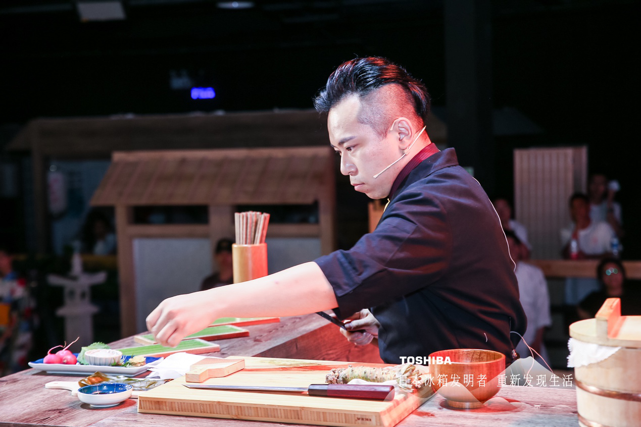 首部品牌沉浸话剧《芝·味》首演：东芝首台星级料理冰箱全球上市-家电圈官网