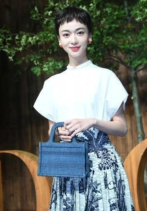 吴谨言「变小男孩超短发」隐藏小缺点露馅!网