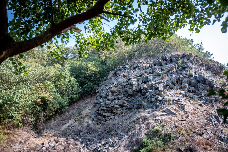 原创南京城外一座火山柱状节理如同钢琴键能解释长三角地质之谜