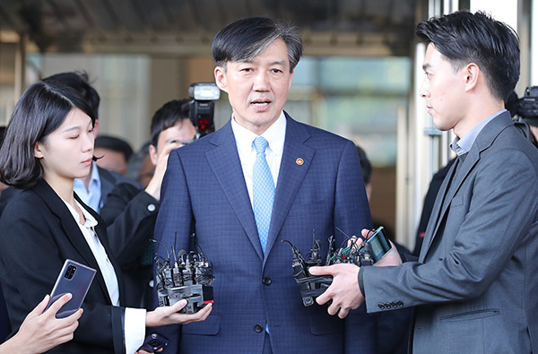 韩国检方正式提请批捕前法务部长曹国之妻