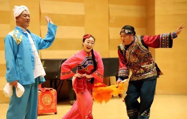 坐腔),一般不化装;2跑场(又称滚场),一般由男女对唱并增加念白及表演