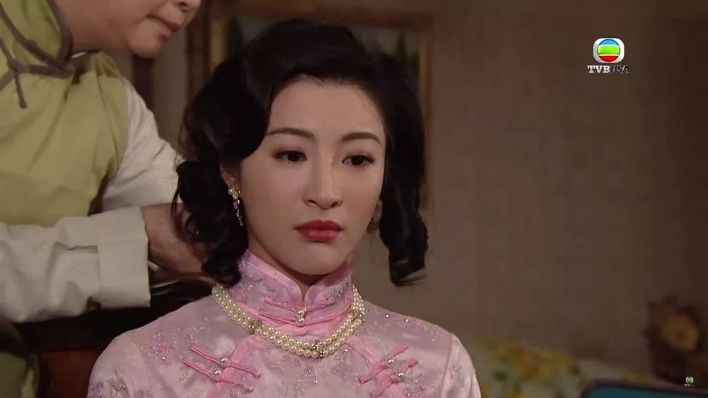 康华康华曾出演内地电影《兰花香,在戏中饰演杜姨娘,以旗袍打扮登场