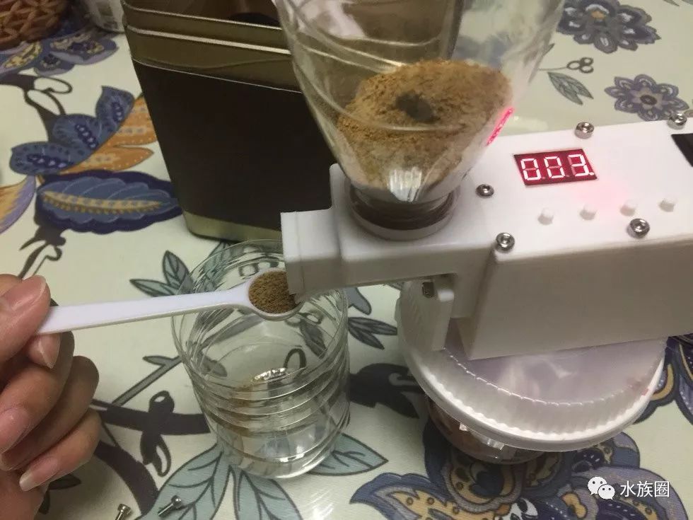 [硬件diy] 家里面养的都是灯鱼,diy自动喂食器,大多数