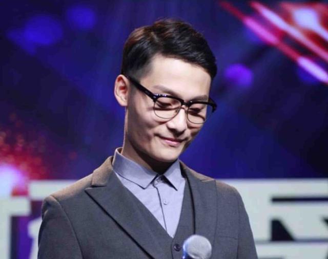 风格妖娆的天津脱口秀演员泊霖