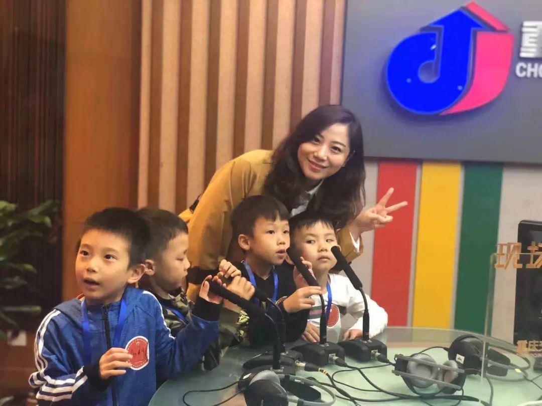 交通91.8主持人小学,交通91.8主持人小麦 能摸到能碰到,哇~~~好新奇!而且还可以和交广主持人徐艳姐姐合照噢!