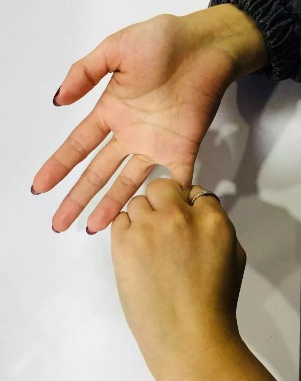 有一种小指头提水法的锻炼颇受男人的青睐,因为常练小指头提水法可以