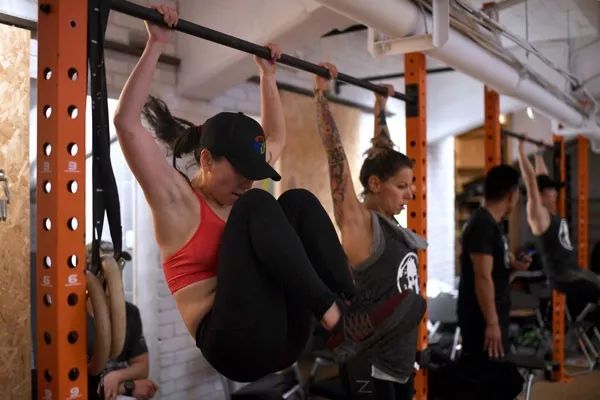 怎么样才能练出腹肌教学 498a985e69324accb8611196f0744638.jpeg