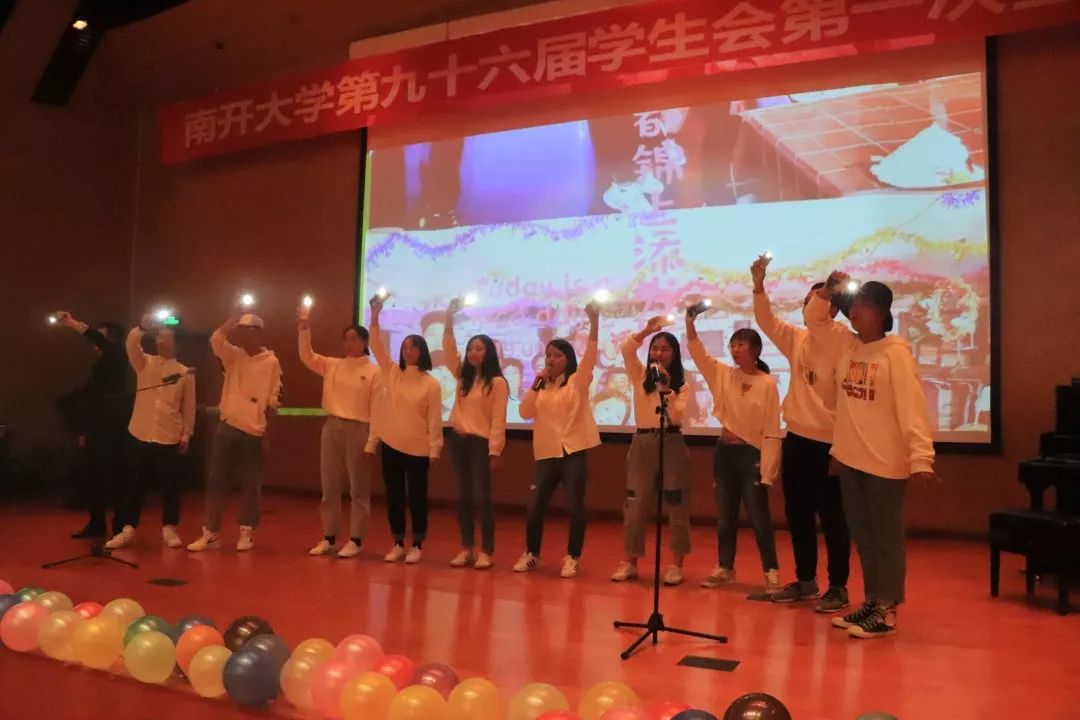 的精彩展示及表演后,由王美权同学带领大家进行南开校史现场互动问答