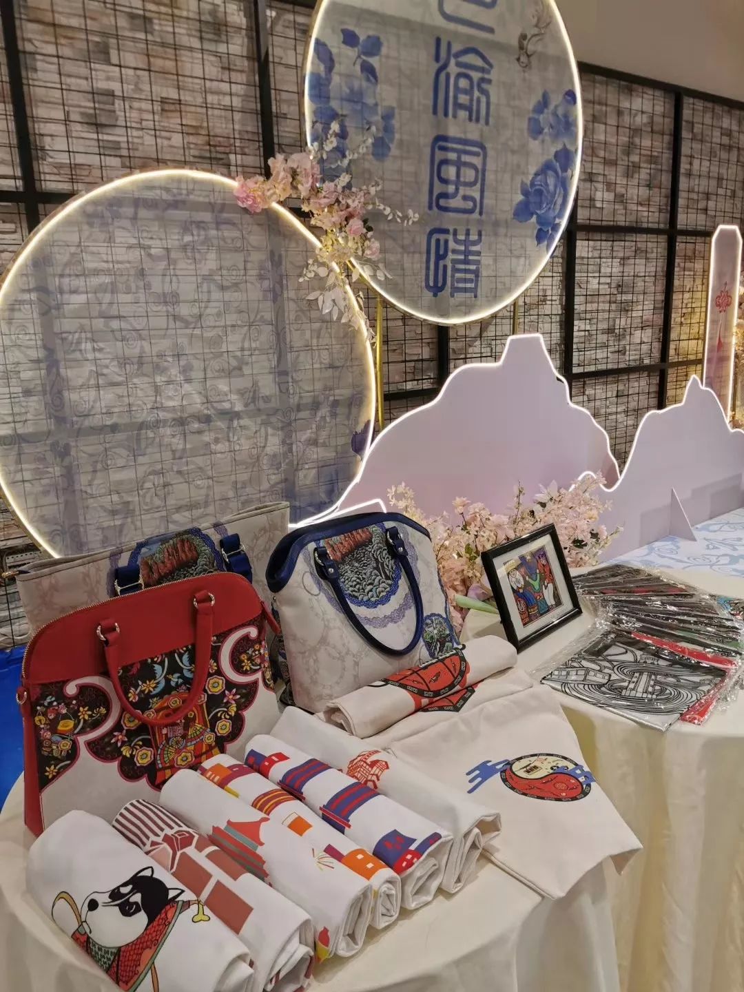 本次联展,壹秋堂还重点推出了今年创建的"非遗扶贫工坊"产品,由壹秋堂